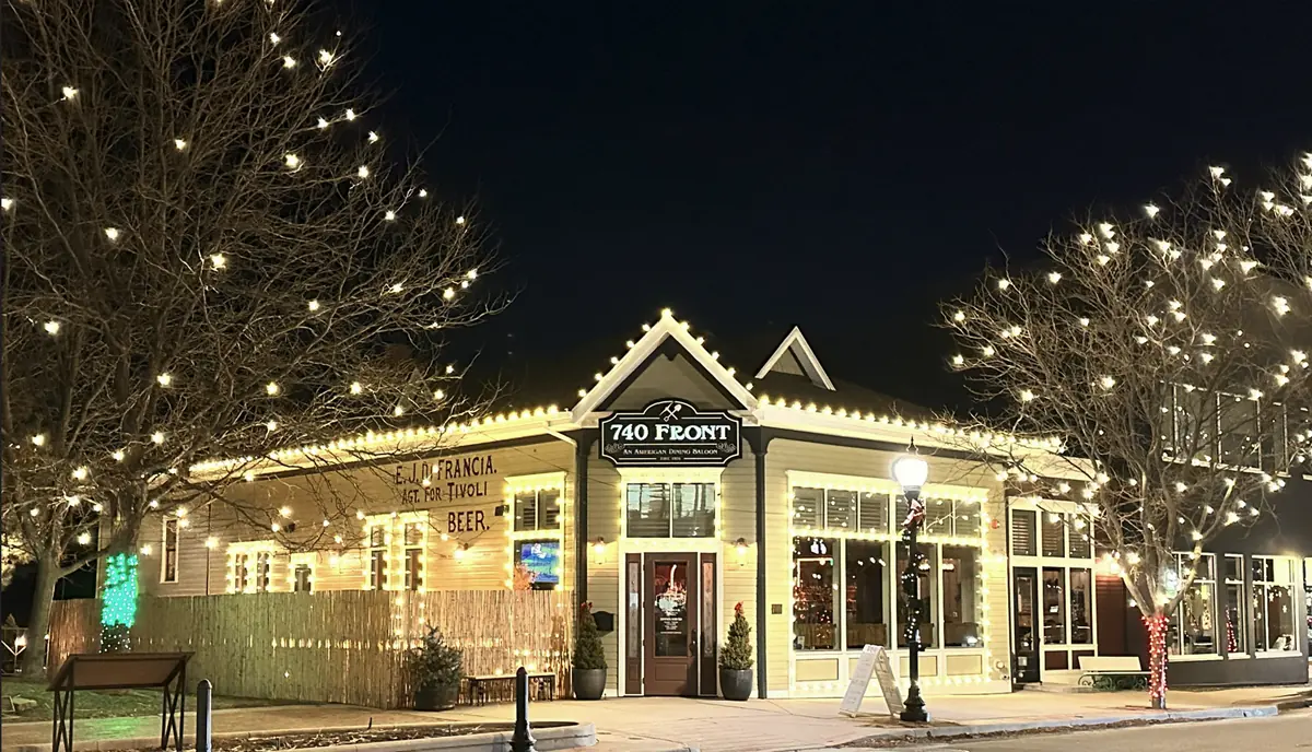 740 Front restaurant in Louisville outlined in warm white bulbs